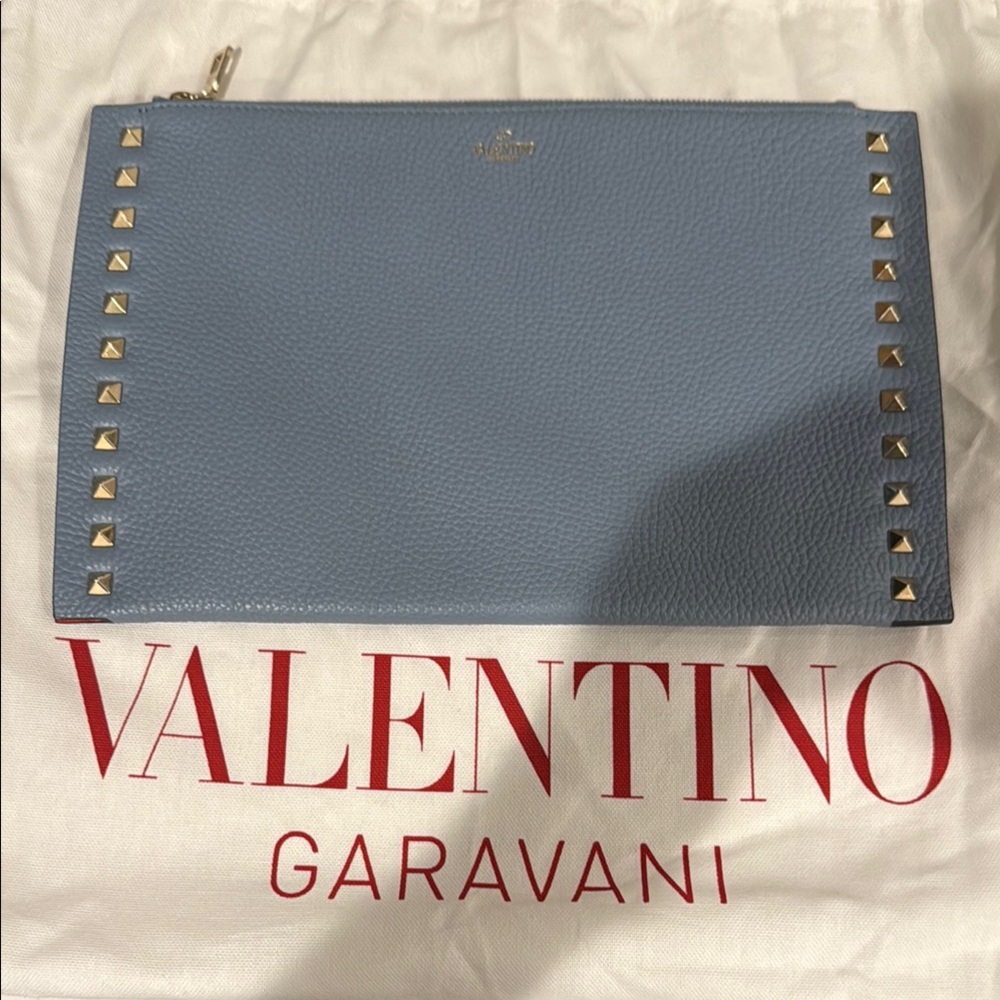 NEW Valentino Garavani
Rockstud Large Flat Pouch Clutch Bag Niagara